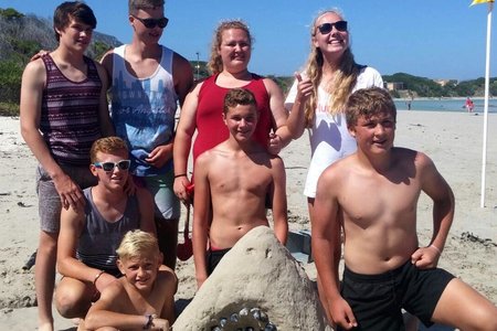 Die wenspan van die Sandkasteelkompetisie met hulle kop van â€˜n Grootwithaai, wat deur die Stranddiensspan gereÃ«l is  